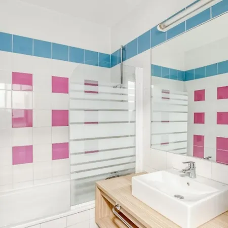 Nice Apt With Balcony-Garden-Pool Near The Port * 滨海萨纳里