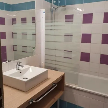 Nice Apt With Balcony-Garden-Pool Near The Port 公寓